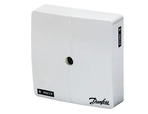 Weiße Danfoss Temperaturfühlerbox mit HACCP-Symbol, mit einer Öffnung in der Mitte, die eine Verbindung ermöglicht. Eignet sich für Temperaturmessungen.